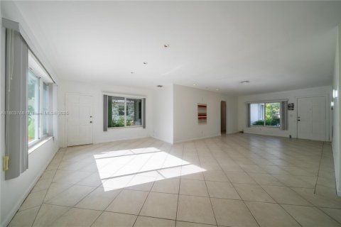 House in Surfside, Florida 3 bedrooms № 1688873 - photo 19