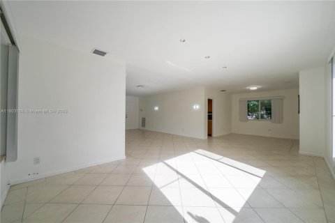 House in Surfside, Florida 3 bedrooms № 1688873 - photo 18