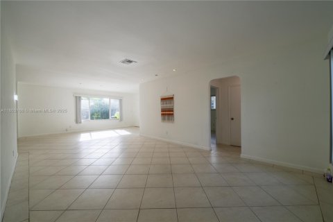 House in Surfside, Florida 3 bedrooms № 1688873 - photo 16