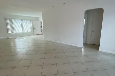 Villa ou maison à vendre à Surfside, Floride: 3 chambres № 1688873 - photo 2