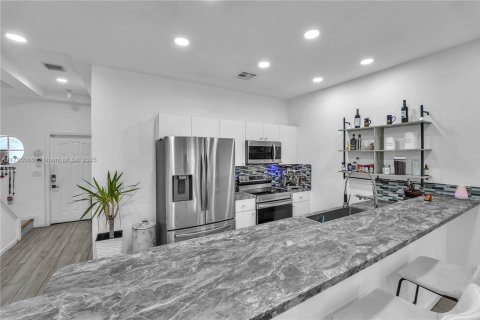 Townhouse in Hollywood, Florida 3 bedrooms, 146.79 sq.m. № 1940051 - photo 6