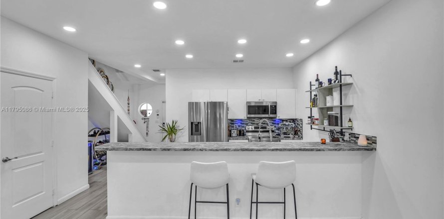 Townhouse in Hollywood, Florida 3 bedrooms, 146.79 sq.m. № 1940051