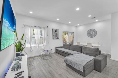 Townhouse in Hollywood, Florida 3 bedrooms, 146.79 sq.m. № 1940051 - photo 8