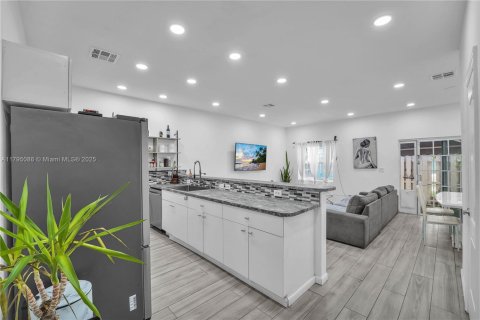 Townhouse in Hollywood, Florida 3 bedrooms, 146.79 sq.m. № 1940051 - photo 4