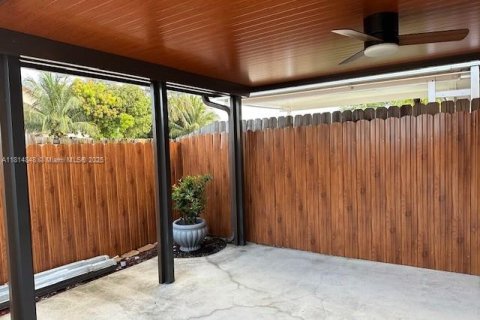 House in Miami, Florida 3 bedrooms, 121.52 sq.m. № 1768404 - photo 17