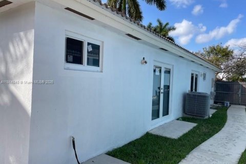 House in Miami, Florida 3 bedrooms, 121.52 sq.m. № 1768404 - photo 13