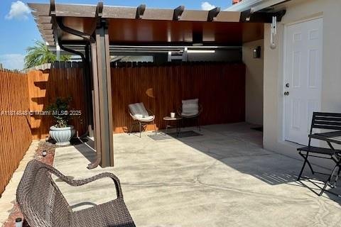 House in Miami, Florida 3 bedrooms, 121.52 sq.m. № 1768404 - photo 10