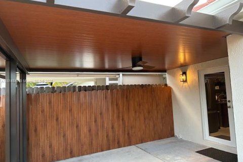 House in Miami, Florida 3 bedrooms, 121.52 sq.m. № 1768404 - photo 16