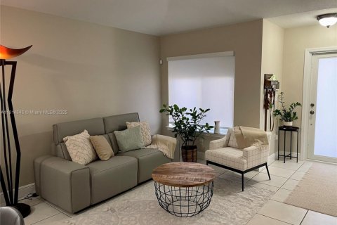 House in Miami, Florida 3 bedrooms, 121.52 sq.m. № 1768404 - photo 2