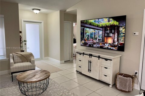 House in Miami, Florida 3 bedrooms, 121.52 sq.m. № 1768404 - photo 3