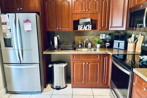 House in Miami, Florida 3 bedrooms, 121.52 sq.m. № 1768404 - photo 6