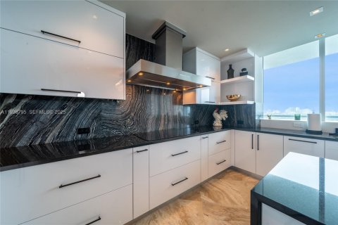 Condo in Fort Lauderdale, Florida, 3 bedrooms  № 1994931 - photo 29