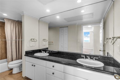 Condominio en venta en Bay Harbor Islands, Florida, 3 dormitorios, 181.16 m2 № 1946317 - foto 20
