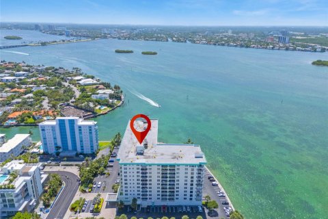 Condominio en venta en Bay Harbor Islands, Florida, 3 dormitorios, 181.16 m2 № 1946317 - foto 30
