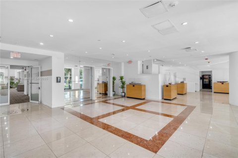 Condominio en venta en Bay Harbor Islands, Florida, 3 dormitorios, 181.16 m2 № 1946317 - foto 3