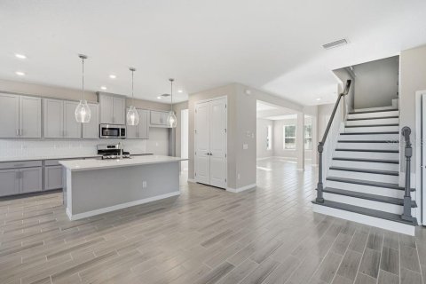 House in Zephyrhills, Florida 5 bedrooms, 317.91 sq.m. № 2209199 - photo 2