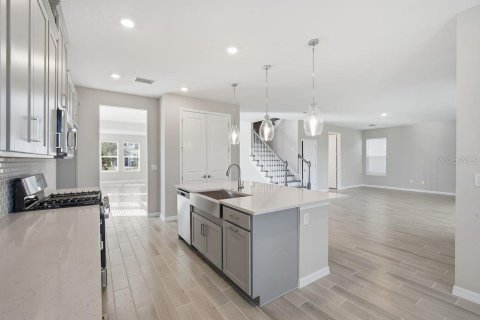 House in Zephyrhills, Florida 5 bedrooms, 317.91 sq.m. № 2209199 - photo 5