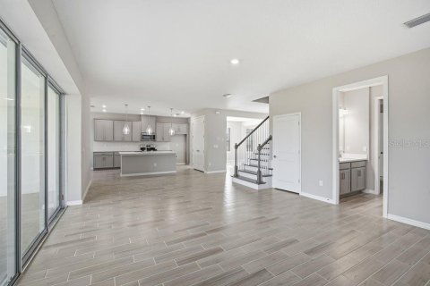 House in Zephyrhills, Florida 5 bedrooms, 317.91 sq.m. № 2209199 - photo 3