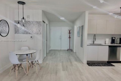 Condo in Miami, Florida, 1 bedroom № 2154332 - photo 3