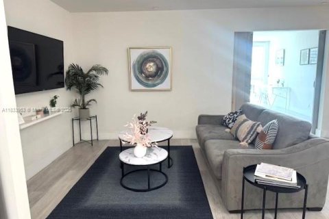 Condo in Miami, Florida, 1 bedroom № 2154332 - photo 2