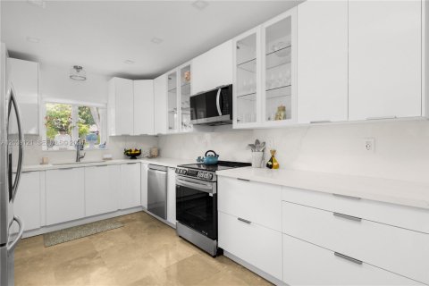 Villa ou maison à vendre à Miami Shores, Floride: 3 chambres, 187.29 m2 № 2282212 - photo 13