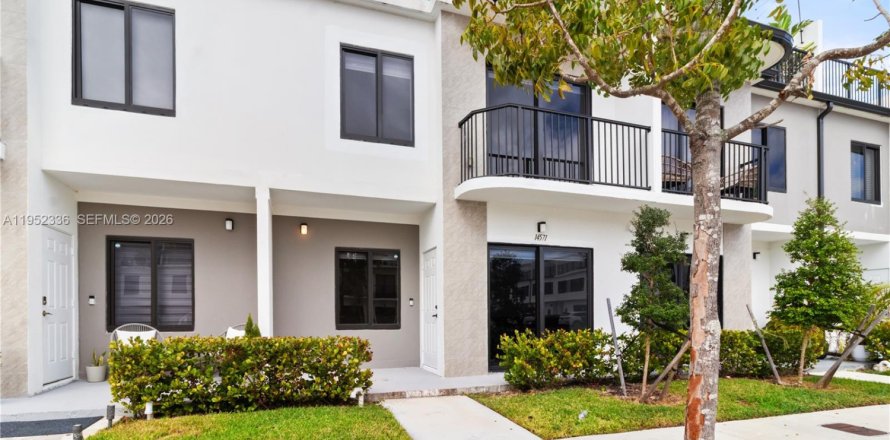 Townhouse in Homestead, Florida 4 bedrooms, 129.88 sq.m. № 2007400