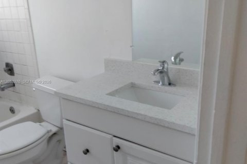 Condominio en alquiler en Coral Springs, Florida, 2 dormitorios, 69.86 m2 № 2087324 - foto 8