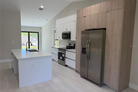 House in Punta Gorda, Florida 4 bedrooms, 142.33 sq.m. № 2217927 - photo 5