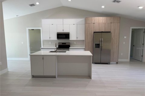 House in Punta Gorda, Florida 4 bedrooms, 142.33 sq.m. № 2217927 - photo 4