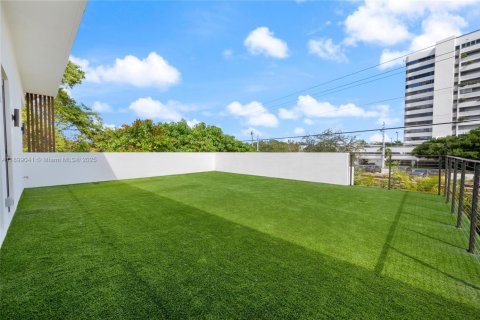 House in Miami, Florida 4 bedrooms, 309.92 sq.m. № 1951878 - photo 23