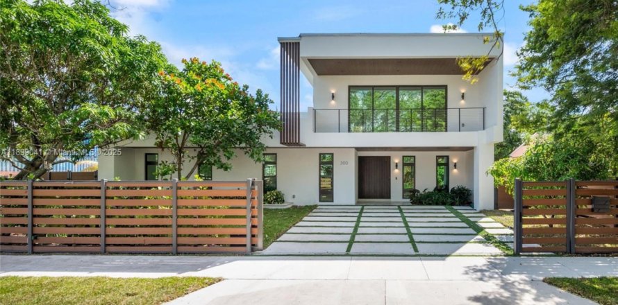 House in Miami, Florida 4 bedrooms, 309.92 sq.m. № 1951878