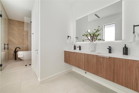 House in Miami, Florida 4 bedrooms, 309.92 sq.m. № 1951878 - photo 19