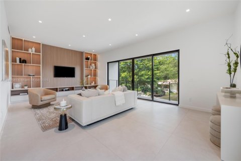 House in Miami, Florida 4 bedrooms, 309.92 sq.m. № 1951878 - photo 13