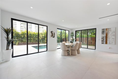 House in Miami, Florida 4 bedrooms, 309.92 sq.m. № 1951878 - photo 8
