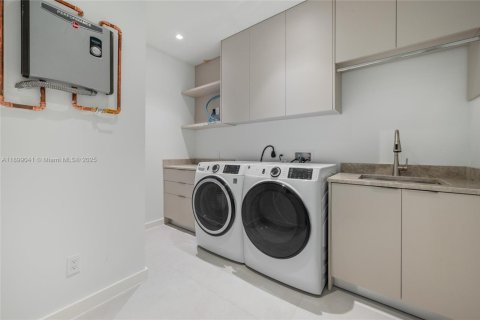 House in Miami, Florida 4 bedrooms, 309.92 sq.m. № 1951878 - photo 24