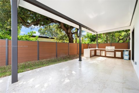 House in Miami, Florida 4 bedrooms, 309.92 sq.m. № 1951878 - photo 11