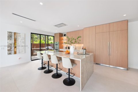 House in Miami, Florida 4 bedrooms, 309.92 sq.m. № 1951878 - photo 5