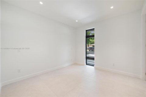 House in Miami, Florida 4 bedrooms, 309.92 sq.m. № 1951878 - photo 22