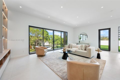 House in Miami, Florida 4 bedrooms, 309.92 sq.m. № 1951878 - photo 14