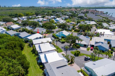 House in Jensen Beach, Florida 3 bedrooms, 142.05 sq.m. № 1159927 - photo 1