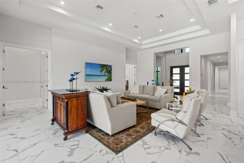 House in Fort Myers, Florida 4 bedrooms, 288.93 sq.m. № 1707954 - photo 9