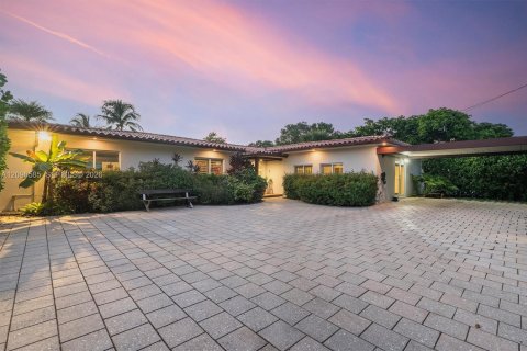 House in North Miami, Florida 4 bedrooms, 228.54 sq.m. № 2390434 - photo 8
