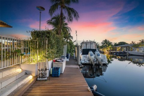 House in North Miami, Florida 4 bedrooms, 228.54 sq.m. № 2390434 - photo 2