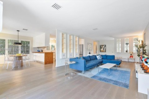 House in North Miami, Florida 4 bedrooms, 228.54 sq.m. № 2390434 - photo 19