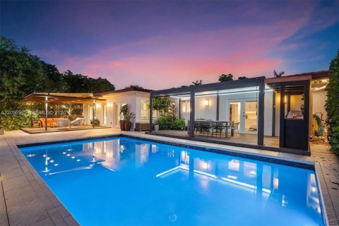 House in North Miami, Florida 4 bedrooms, 228.54 sq.m. № 2390434