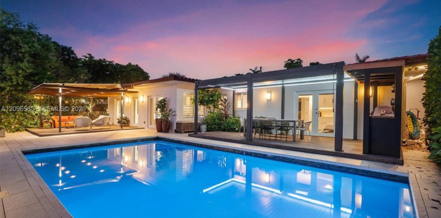 House in North Miami, Florida 4 bedrooms, 228.54 sq.m. № 2390434