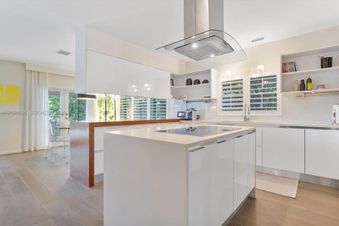 House in North Miami, Florida 4 bedrooms, 228.54 sq.m. № 2390434 - photo 25