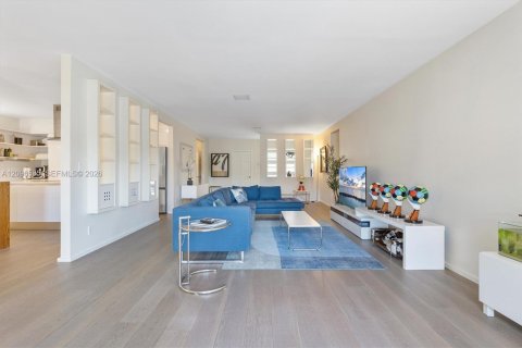 House in North Miami, Florida 4 bedrooms, 228.54 sq.m. № 2390434 - photo 17