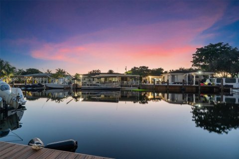 House in North Miami, Florida 4 bedrooms, 228.54 sq.m. № 2390434 - photo 3