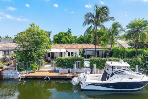 House in North Miami, Florida 4 bedrooms, 228.54 sq.m. № 2390434 - photo 12